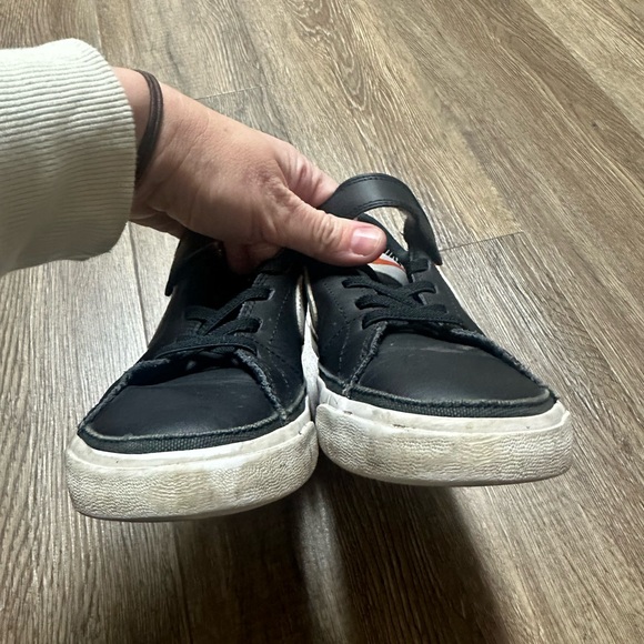 Nike Kids 2 Black Tennis Shoes - Picture 6 of 13